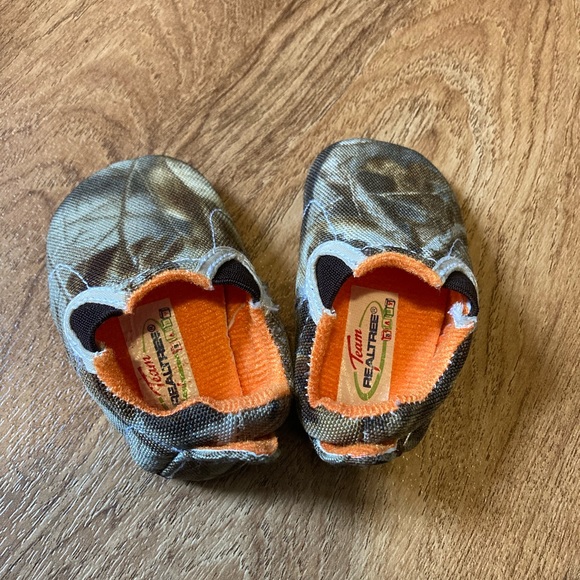Bundle of infant mixed name brand shoes and slippers! - Picture 13 of 16